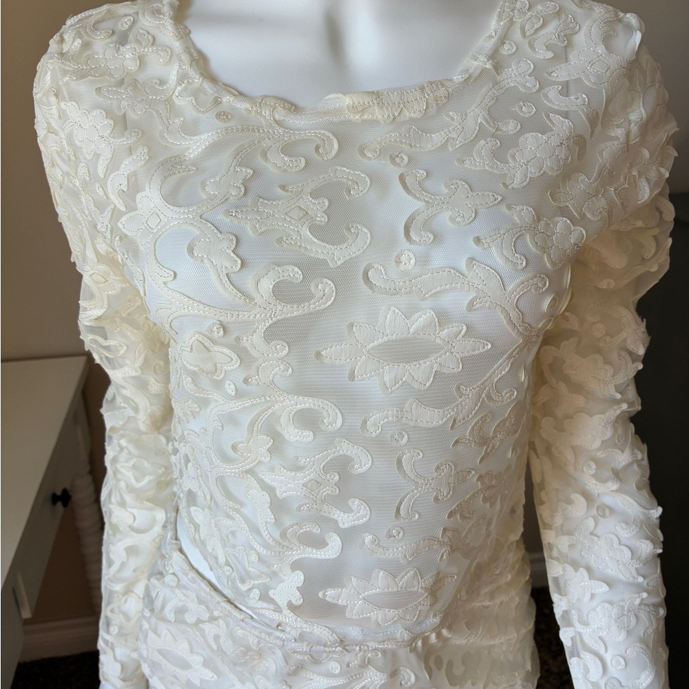 Elegant Cream Lace Long Sleeve Top Skirt Set SZ Small